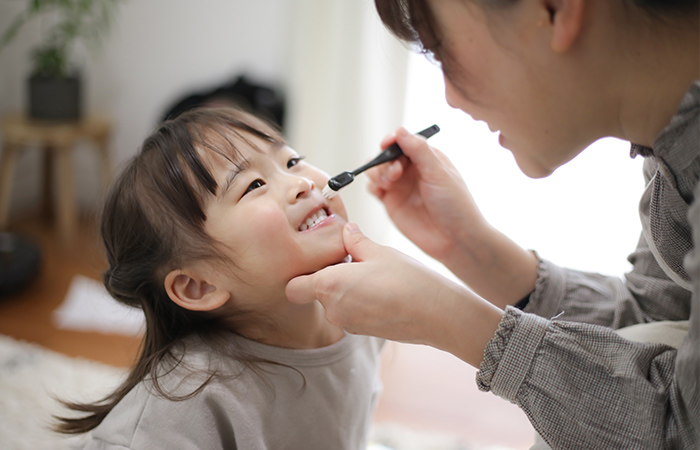 お子さまの仕上げ磨きをする